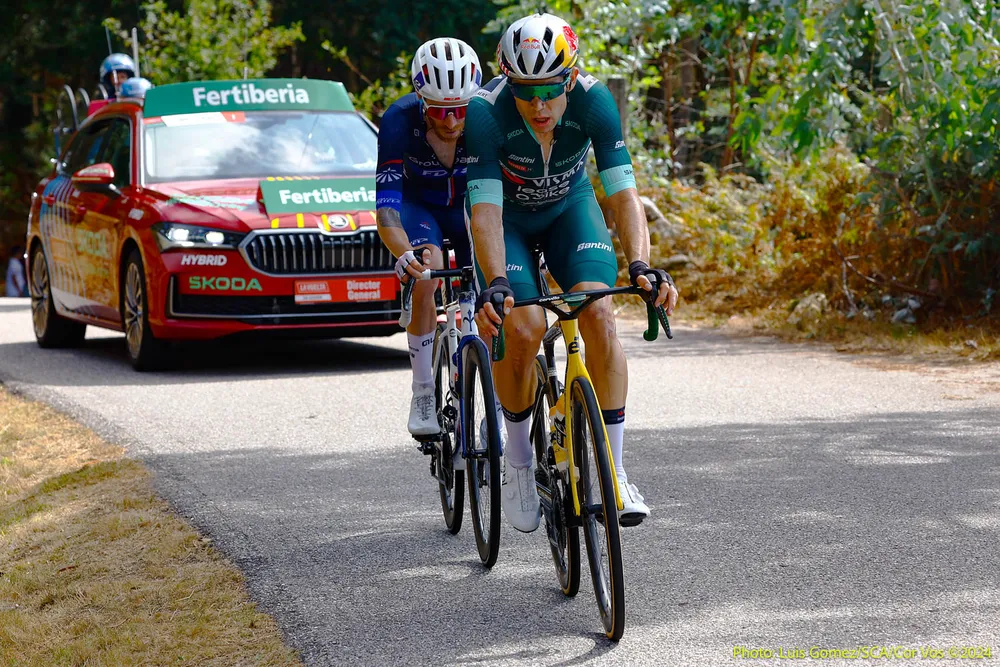 Wout van Aert và Quentin Pacher thoát đi 456612914_914765167336863_8587027460848504440_n.jpg