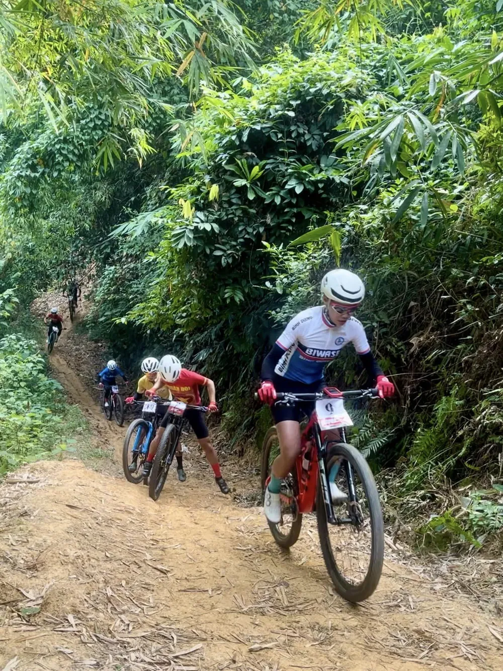 Các tay đua nỗ lực trên đường chạy 462712264_954412513396015_7387662912294484528_n.jpg