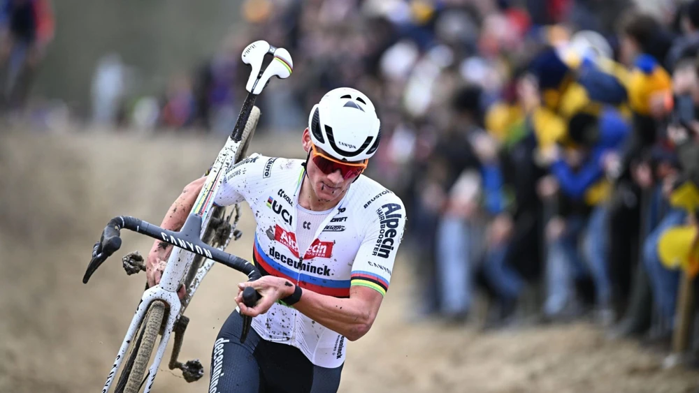 Mathieu van der Poel vừa trở lại thi đấu không lâu