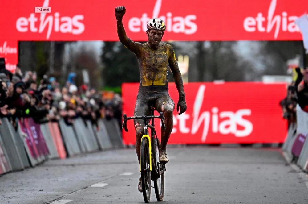 Wout van Aert lấm lem khi về đích