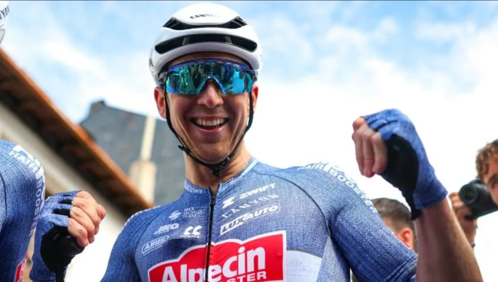 Kaden Groves bị phạt thẻ vàng theo quy định mới của UCI Unknown.jpg