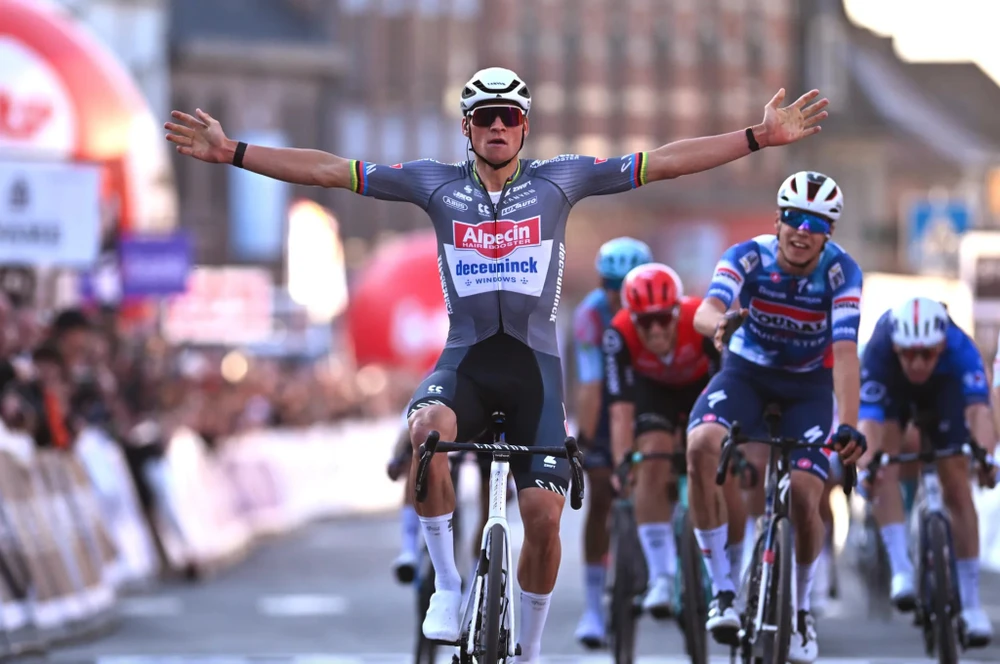 Hình ảnh Mathieu van der Poel chiến thắng Le Samyn