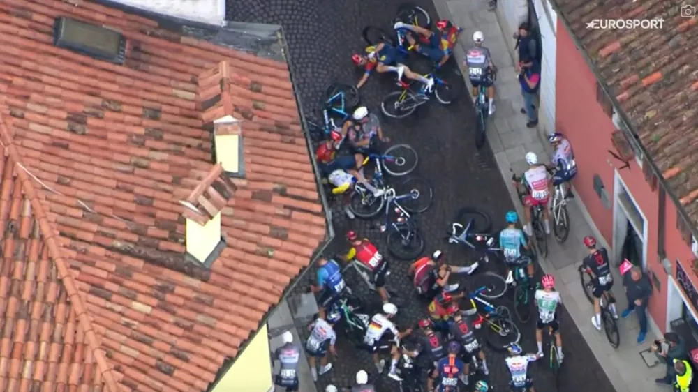 Tai nạn ở chặng 14 Giro d’Italia 2025 Unknown-3.jpg