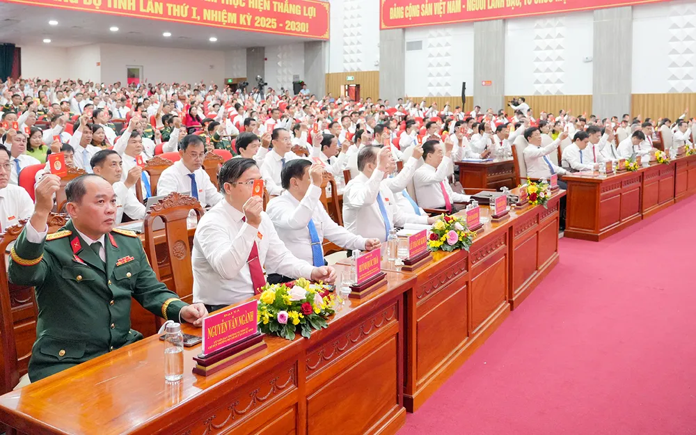 Đại biểu biểu quyết bầu Đoàn Chủ tịch đại hội bieu quyet.jpg