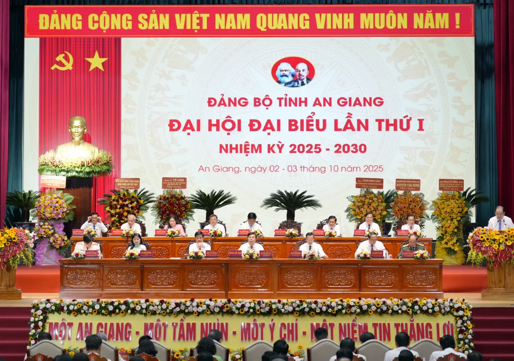Đoàn Chủ tịch đại hội doan chu tich.jpg