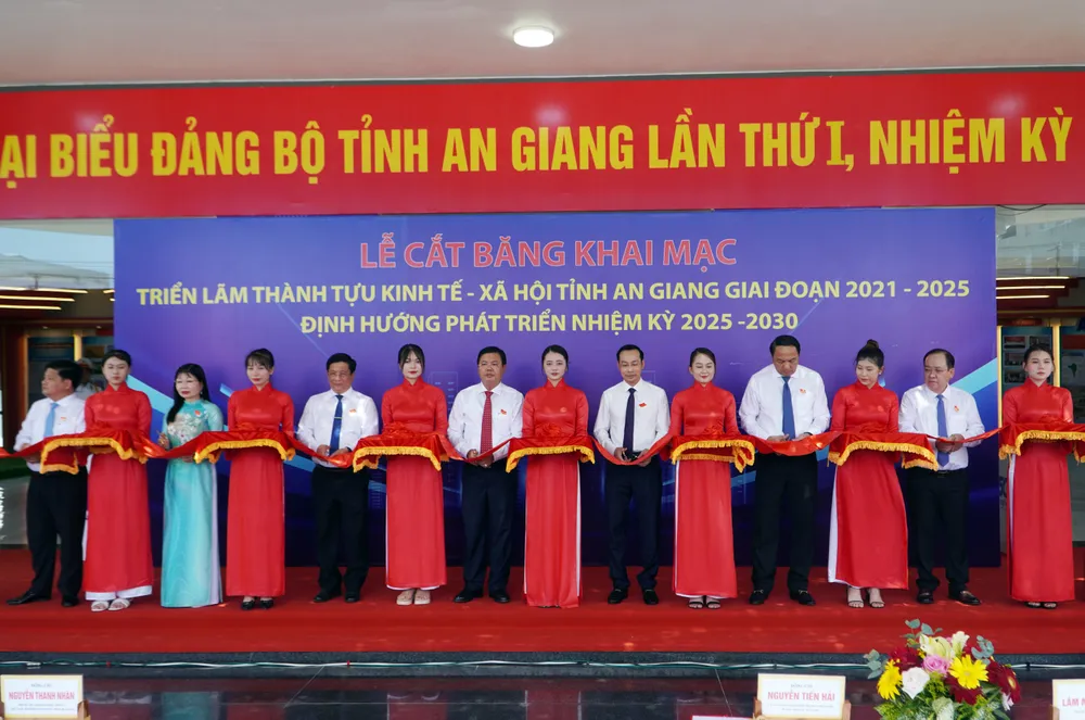 Lãnh đạo tỉnh An Giang cắt băng khai mạc triển lãm trung bay 1.jpg