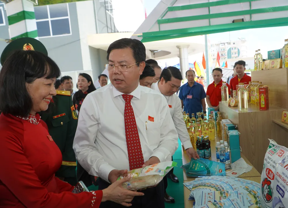 Triển lãm trưng bày thành tựu, định hướng và khát vọng phát triển của tỉnh An Giang