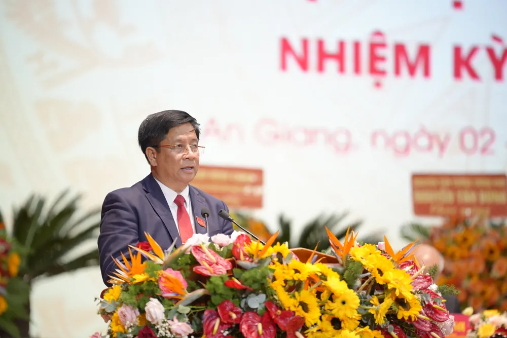 Đồng chí Hồ Văn Mừng, Chủ tịch UBND tỉnh An Giang trình bày Báo cáo Chính trị tại đại hội chủ tịch an giang hồ văn mừng.jpg