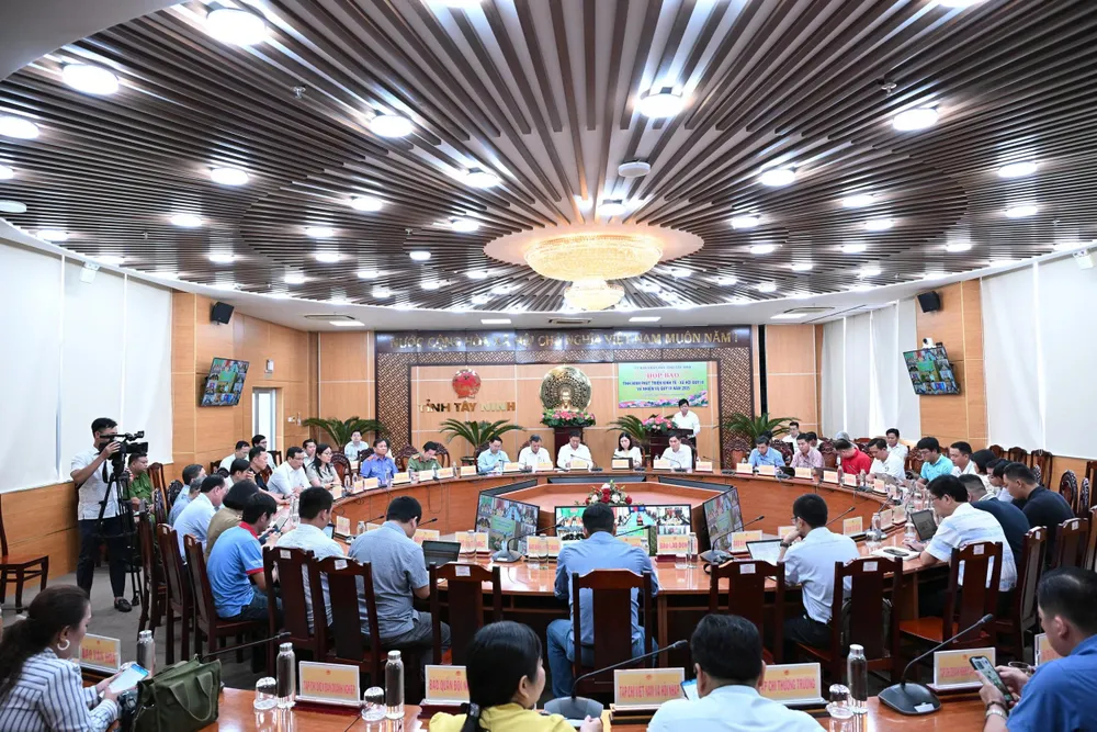 Quang cảnh buổi họp báo quang canh buoi hop bao.jpg