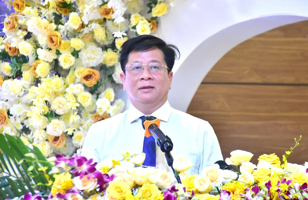 Chủ tịch UBND tỉnh An Giang Hồ Văn Mừng phát biểu chúc mừng các doanh nghiệp, doanh nhân. Ảnh: NAM KHÔI ANH 1.JPG