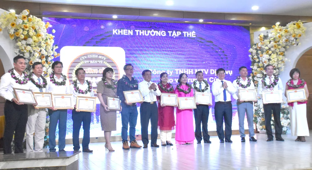 Chủ tịch UBND tỉnh An Giang Hồ Văn Mừng và Phó Chủ tịch Thường trực Ủy ban MTTQ Việt Nam tỉnh An Giang Lê Thanh Việt tặng Bằng khen cho các tập thể. Ảnh: NAM KHÔI aNH 2.jpg