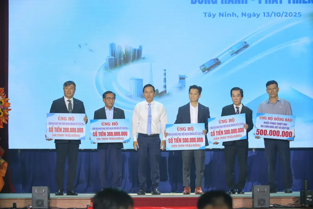 Cộng đồng doanh nhân Tây Ninh đã ủng hộ đồng bào bị ảnh hưởng thiên tai với tổng số tiền hơn 4,5 tỷ đồng tang tien.jpg