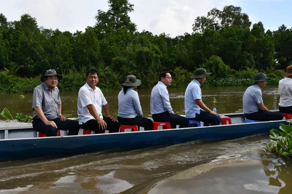 Đoàn công tác khảo sát một số địa điểm sản xuất nông nghiệp bị nước lũ đe dọa khao sat 1.JPG