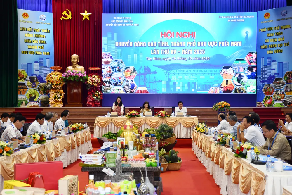 Quang cảnh hội nghị khuyen cong 3.jpg