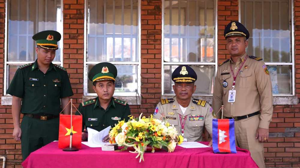 Cơ quan chức năng Việt Nam và Campuchia thực hiện nghi thức bàn giao công dân trao tra.jpg