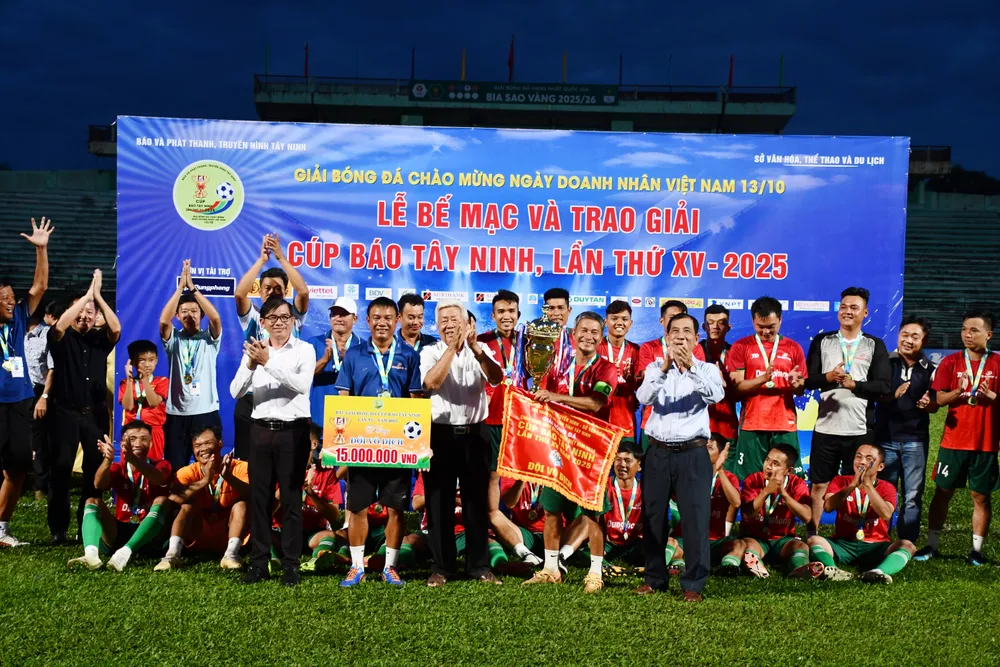 Ban tổ chức trao chức vô địch cho Dũng Phong FC