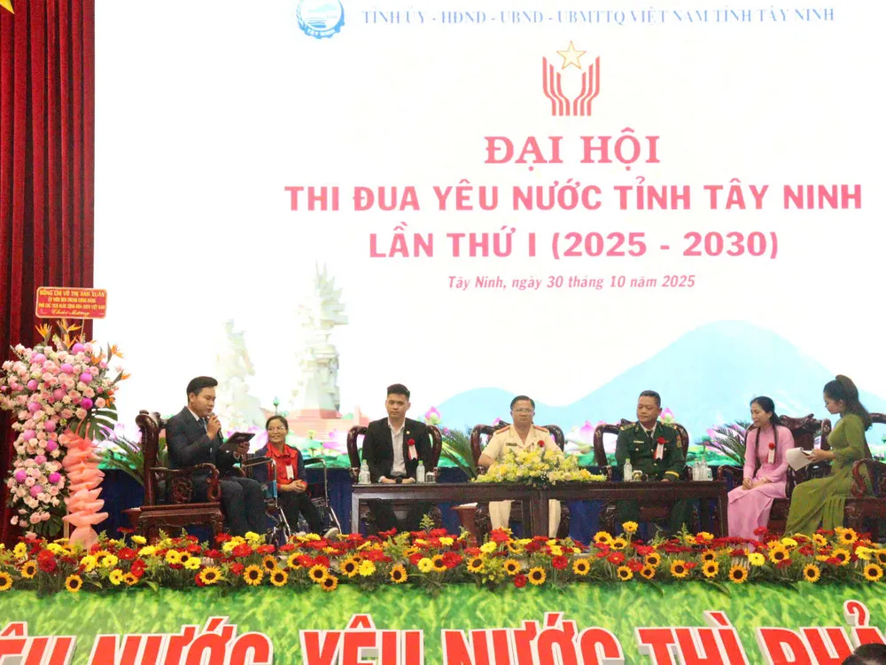 Các gương điển hình tiên tiến giao lưu tại đại hội dien hinh tien tiên.jpg