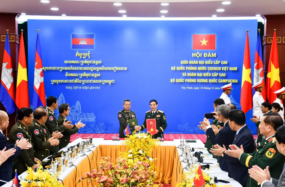 Đại tướng Phan Văn Giang và Đại tướng Tea Seiha ký kế hoạch hợp tác