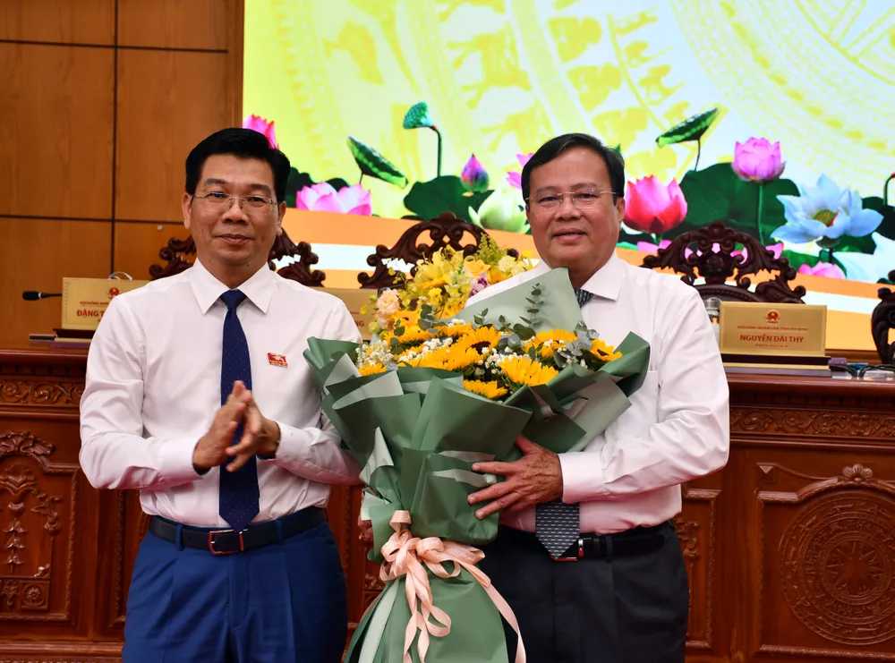 Đồng chí Nguyễn Mạnh Hùng, Phó Bí thư Thường trực Tỉnh ủy, Chủ tịch HĐND tỉnh Tây Ninh, tặng hoa chúc mừng đồng chí Lê Văn Hẳn