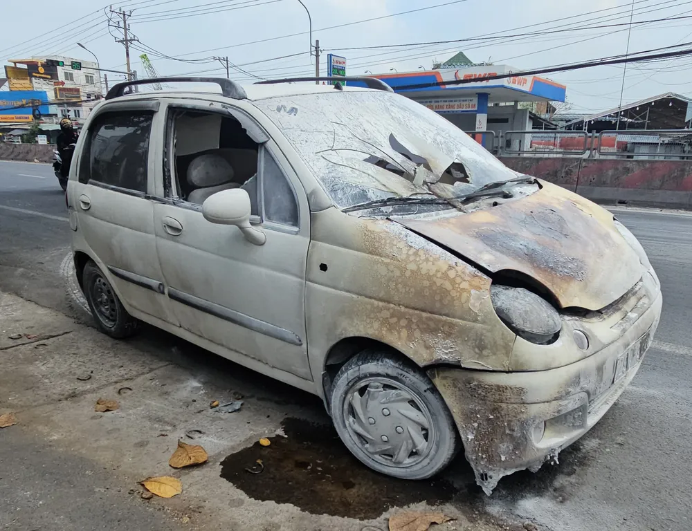 Xe ô tô bốc cháy hư hỏng hoàn toàn