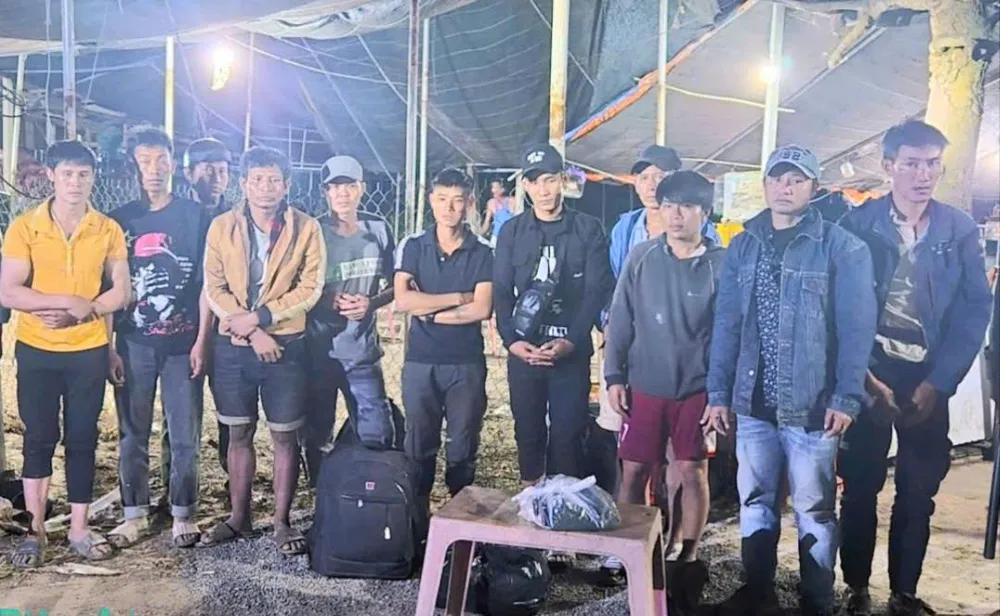 Nhóm người nhập cảnh trái phép từ Campuchia vào Việt Nam.