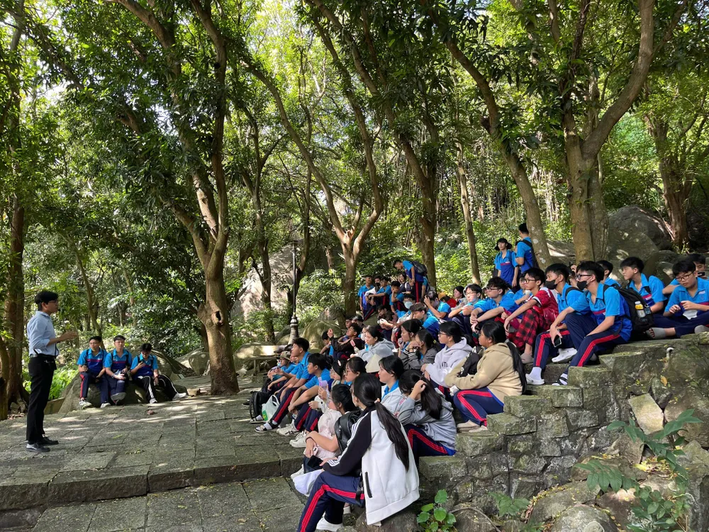 Hiện nay, du khách chỉ có thể lên núi Bà Đen bằng tuyến Cột Điện hoặc đi bộ từ chân núi lên chùa Bà