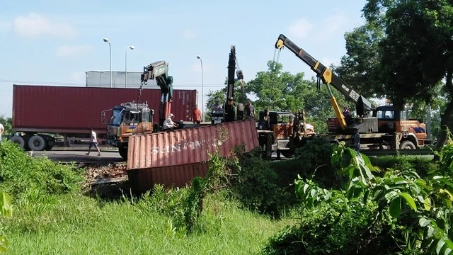 Xe container lao xuống mương do tài xế ngủ gật