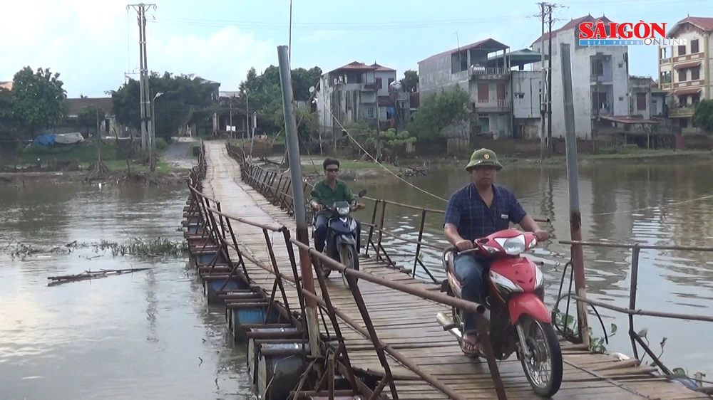 Cây cầu phao giữa thủ đô...quá tải