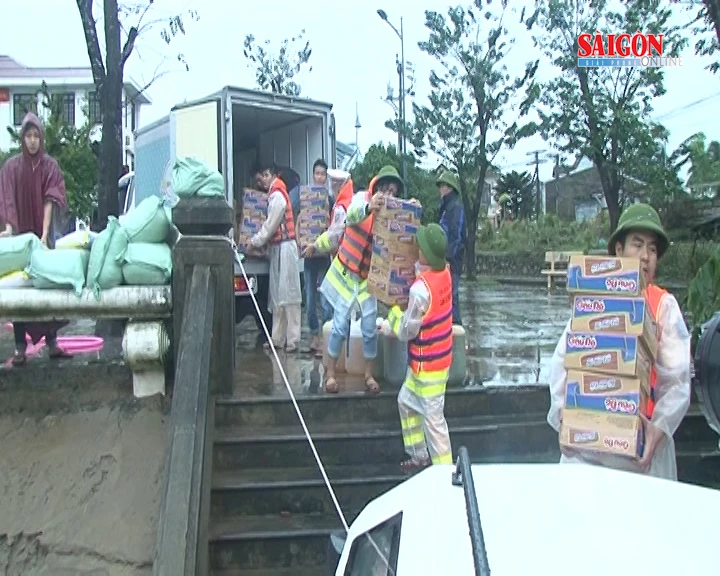 Thừa Thiên Huế: 300 phần quà tặng bà con vùng lũ