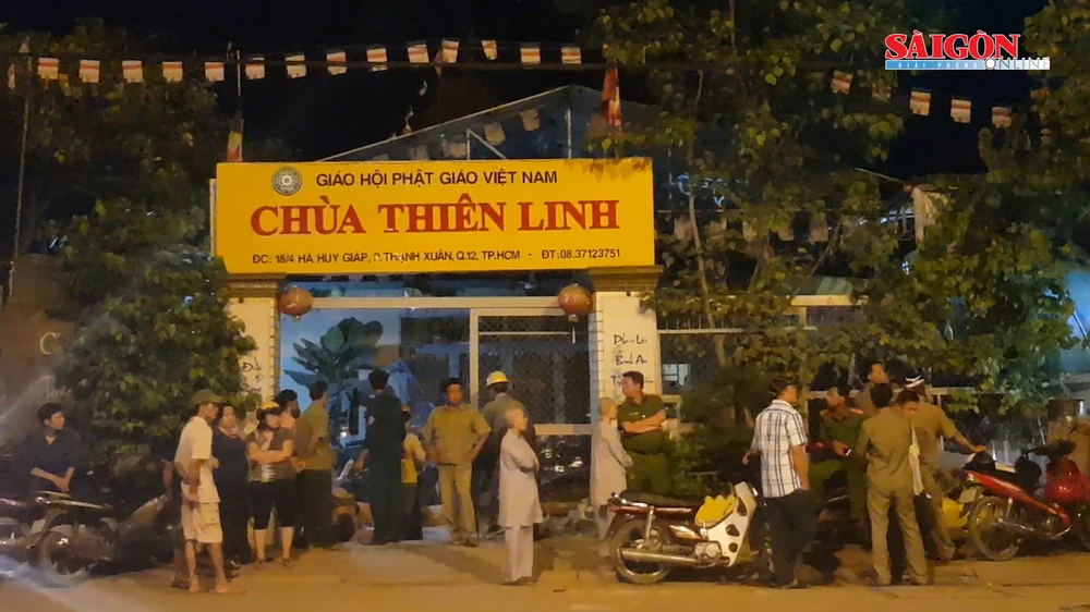 Xe tải tránh xe máy, tông đổ cổng chùa ở Quận 12
