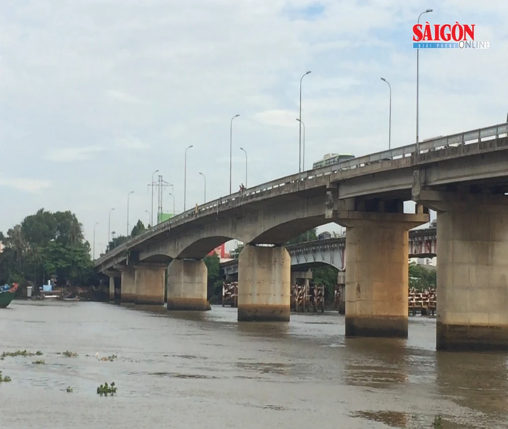 Cô gái trẻ gieo mình xuống sông Sài Gòn, mất tích