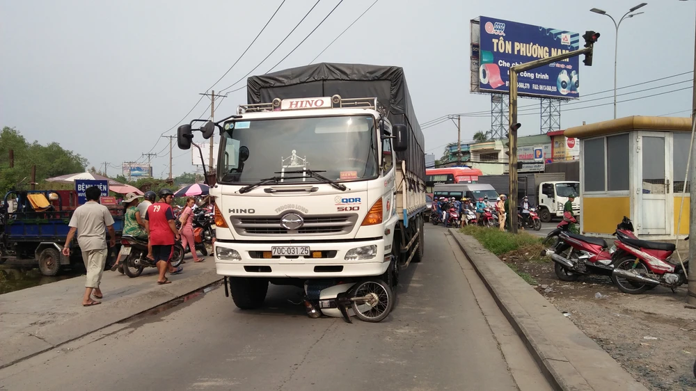 Va chạm với xe tải, 2 vợ chồng thương vong