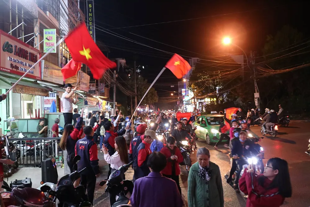 Cả nước vỡ òa trước kỳ tích của U23 Việt Nam ảnh 34