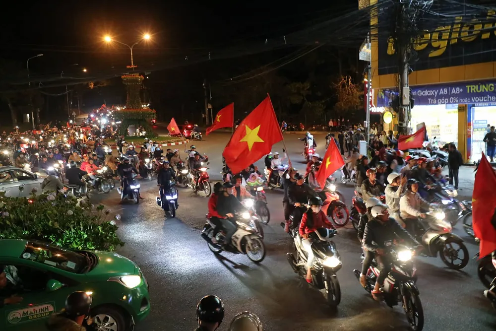 Cả nước vỡ òa trước kỳ tích của U23 Việt Nam ảnh 32