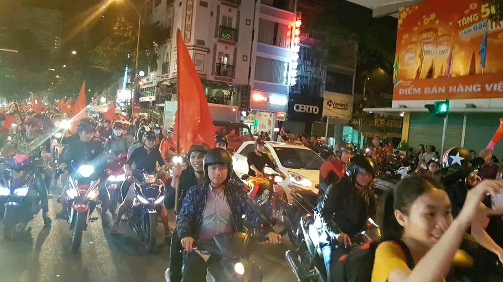 Cả nước vỡ òa trước kỳ tích của U23 Việt Nam ảnh 41