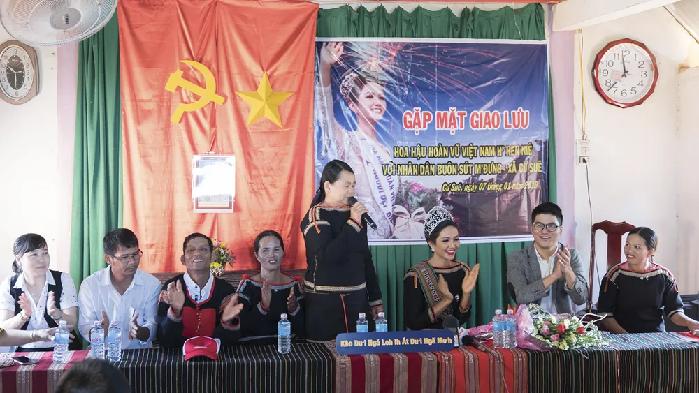 CLIP: “Miss bánh mì” H'Hen Niê về quê nhà lái công nông, vui chơi hết mình với bà con ảnh 5