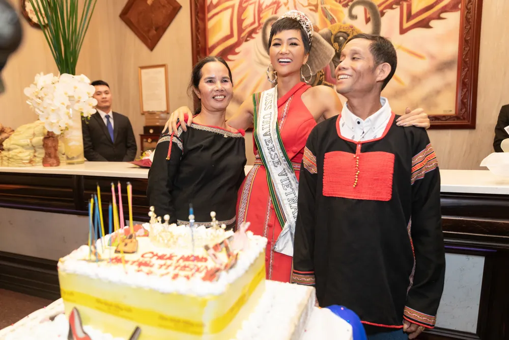 CLIP: “Miss bánh mì” H'Hen Niê về quê nhà lái công nông, vui chơi hết mình với bà con ảnh 1