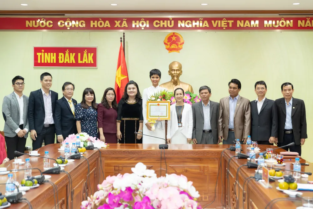 CLIP: “Miss bánh mì” H'Hen Niê về quê nhà lái công nông, vui chơi hết mình với bà con ảnh 4