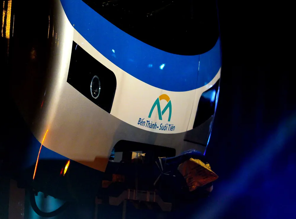 Cảnh vận chuyển xuyên đêm đưa 3 toa tàu metro 1 từ cảng Khánh Hội về depot Long Bình ảnh 1