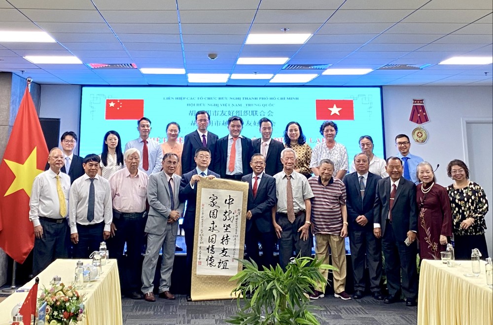 市越中友协成员欢迎中国驻本市总领事馆的到访。 市越中友协成员欢迎中国驻本市总领事馆的到访。