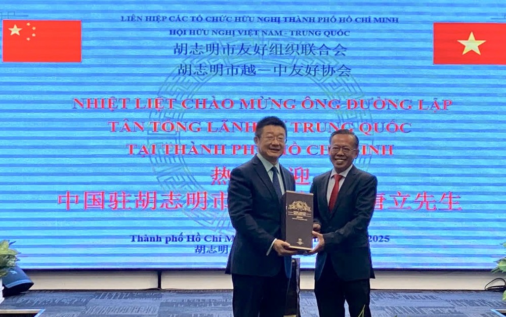 市越中友协主席阮友协(右)向总领事唐立赠送礼物。 IMG_5690.jpeg