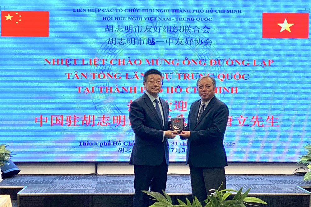 市各友好组织联合会主席杜越河(右)向唐立总领事赠送礼物。 IMG_5693.jpeg