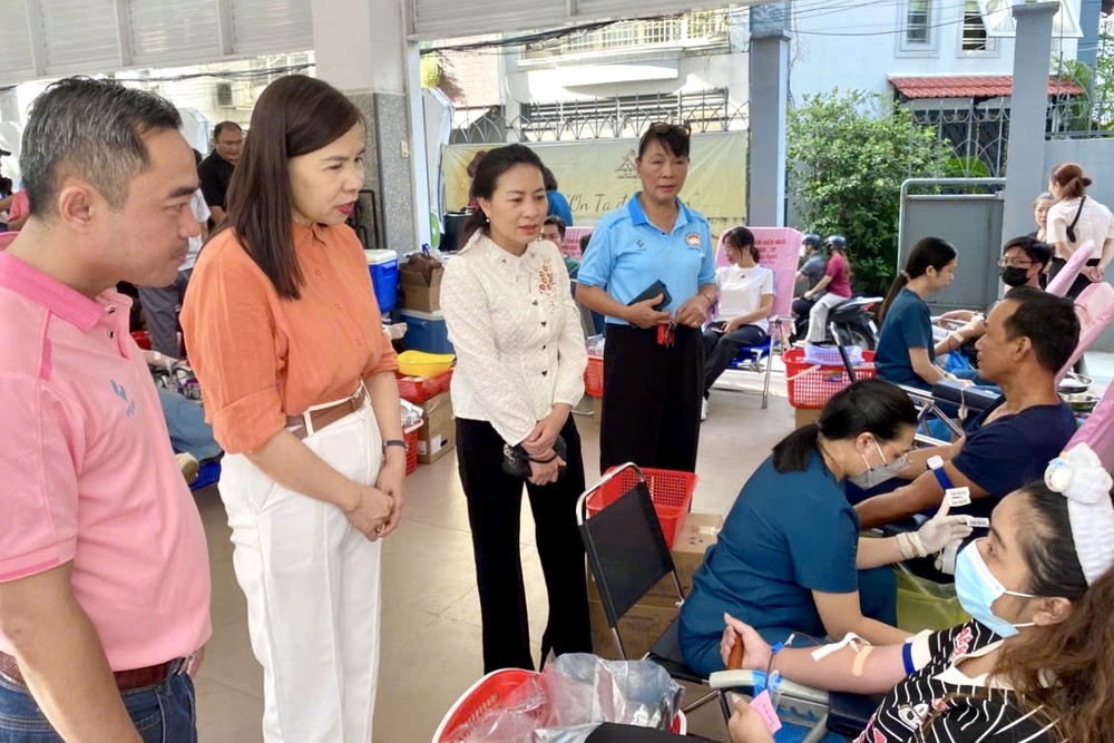 市献血中心与新和坊党政领导慰问献血者。