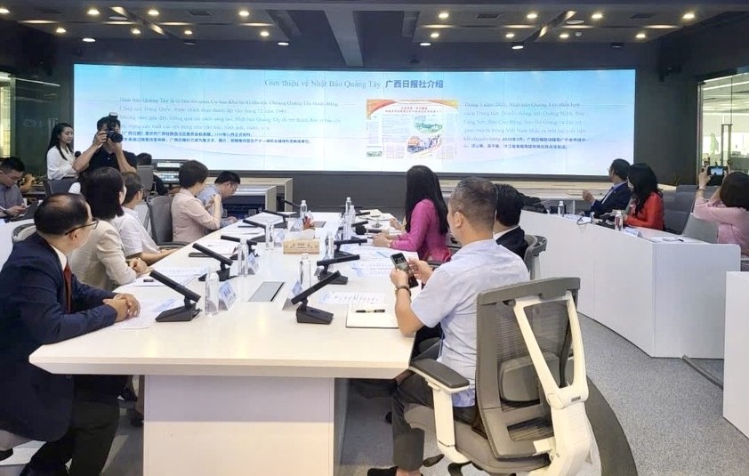 越媒正在听取关于《广西日报》的介绍。
