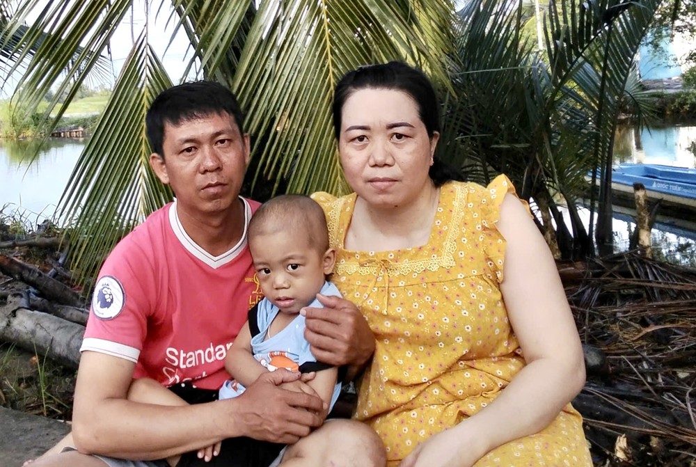 张文胡夫妇与病中的小家宝。