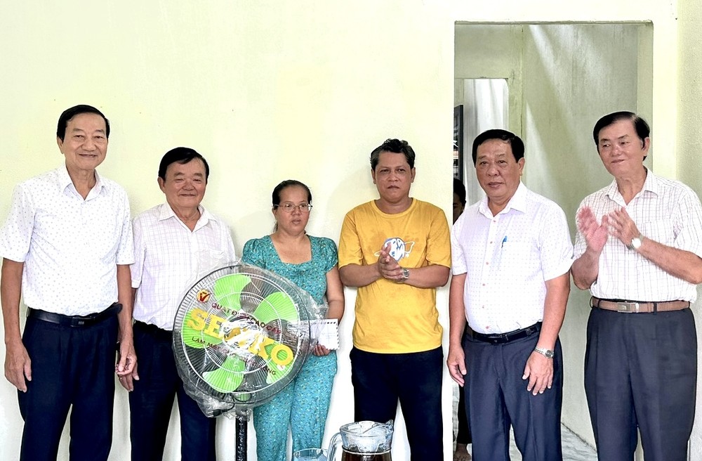 土龙木天后宫理事会向户主赠送礼物祝贺新居落成。