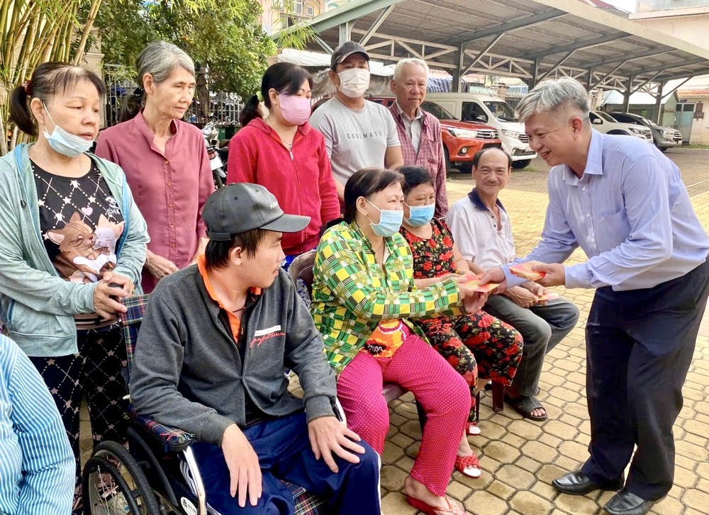 每年，在得到读者热心的捐助下，本报均有开展“盂兰济贫”活动。