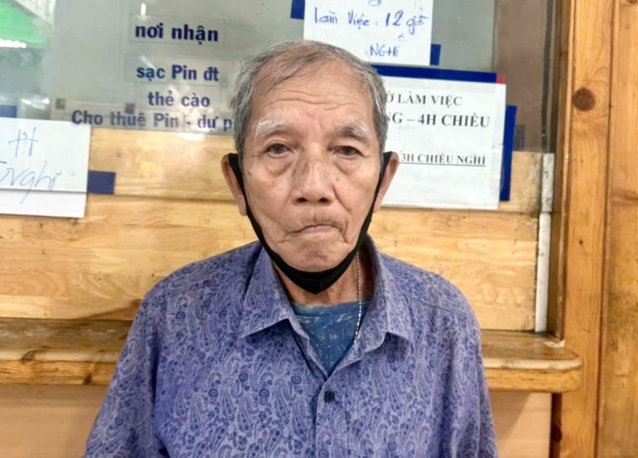 张超群老伯无依无靠。