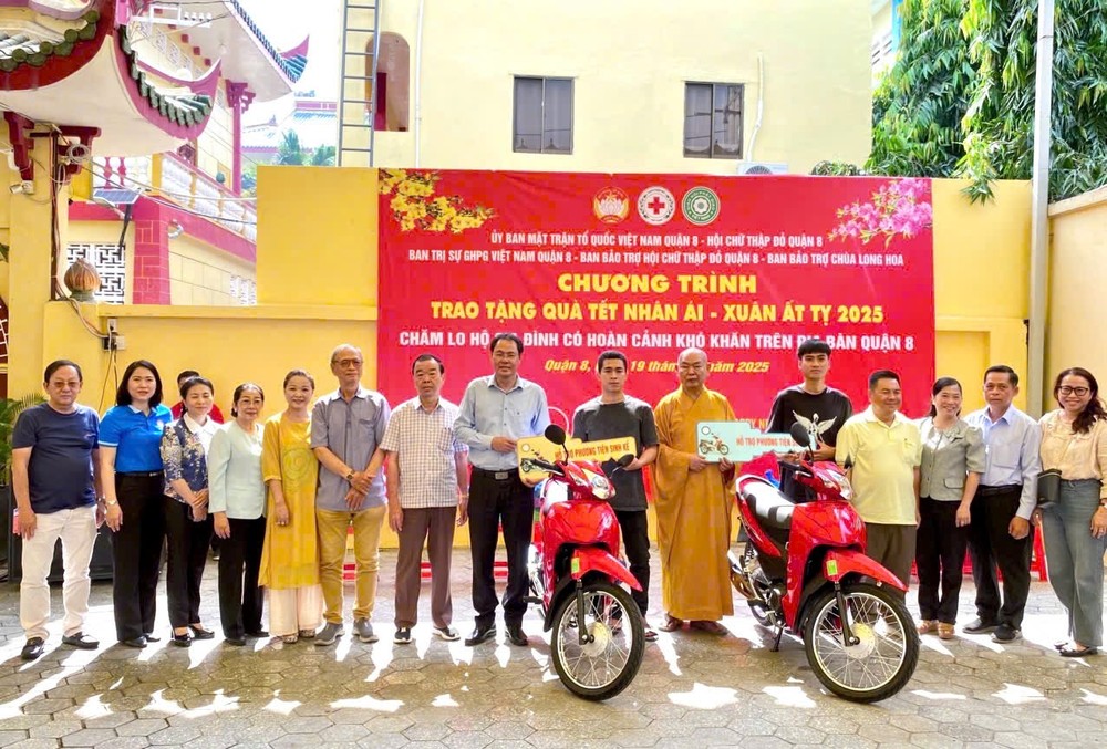 龙华寺与护法会向贫困户赠送谋生工具。