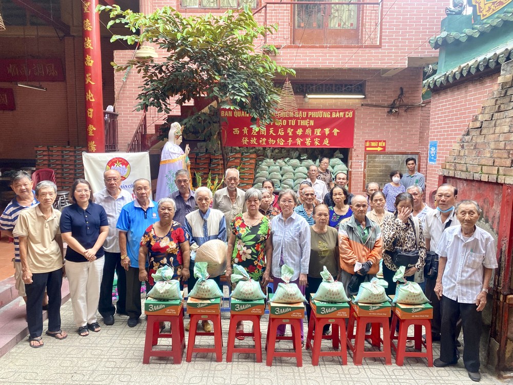 坊领导和天后圣母庙理事们向贫民发送慈善礼物。